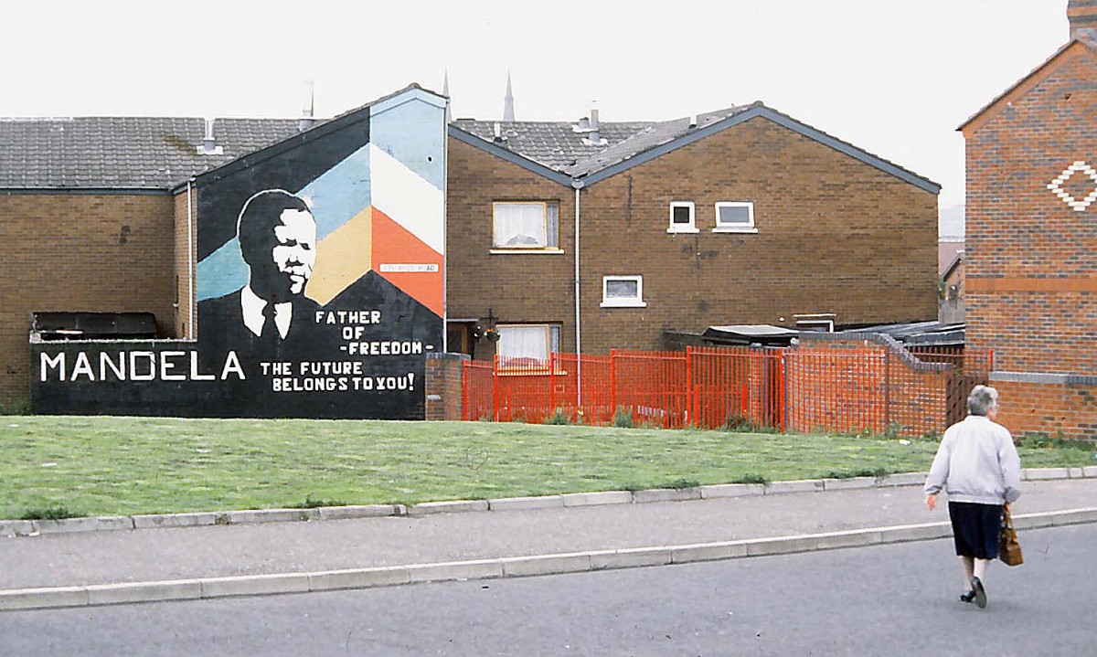 Wandmalerei in West-Belfast. Aufnahme: Juli 1991 (Foto vom Dia).