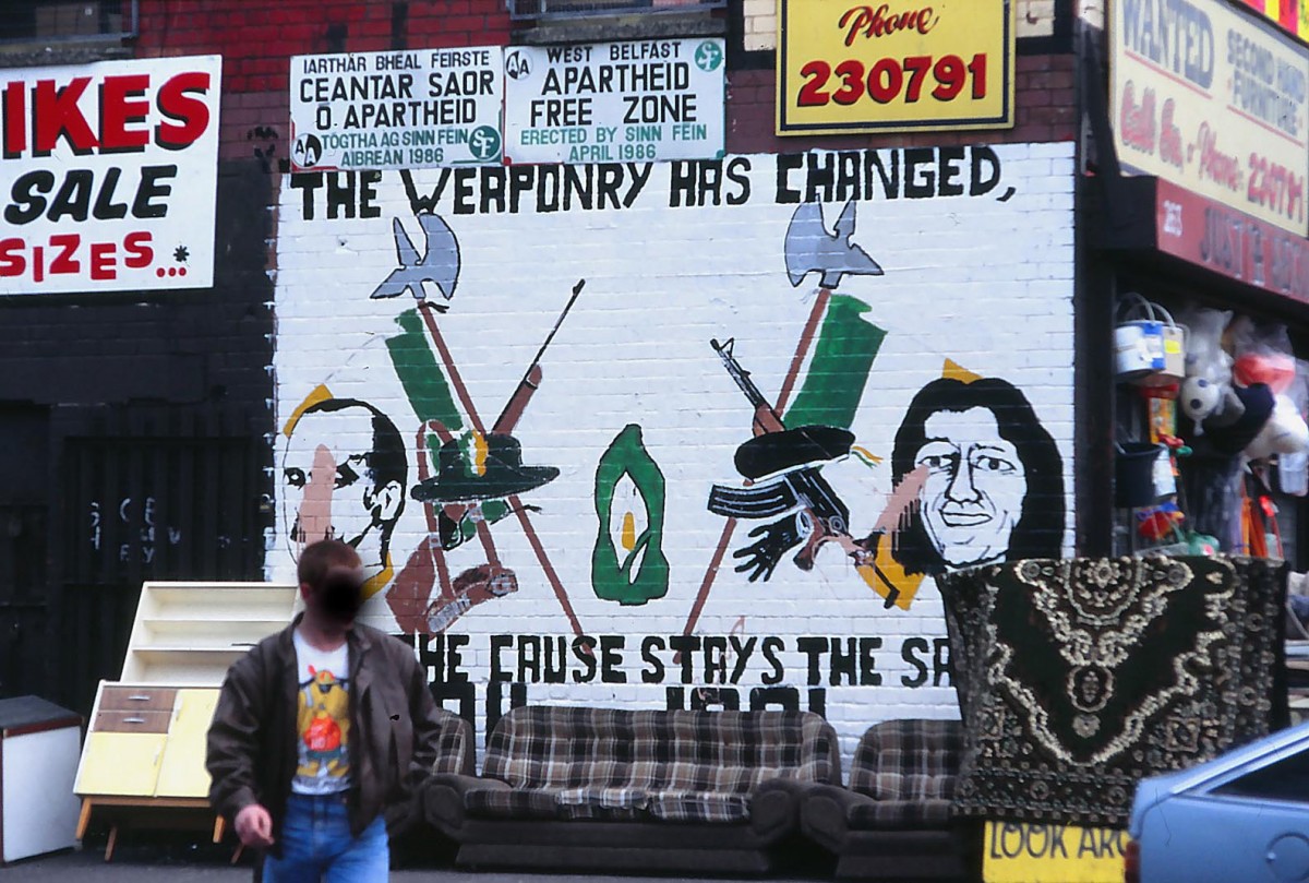 Wandmalerei in West-Belfast. Aufnahme: Juli 1991 (Foto vom Dia).
