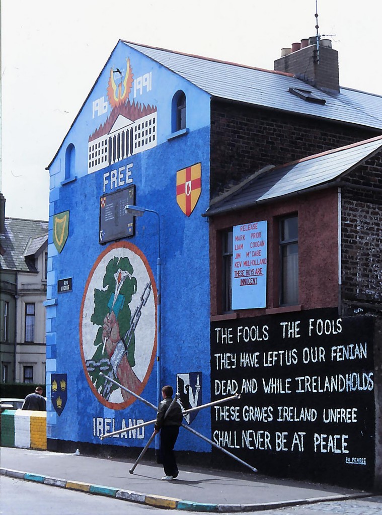 Wandmalerei in West-Belfast. Aufnahme: Juli 1992 (Foto vom Dia).