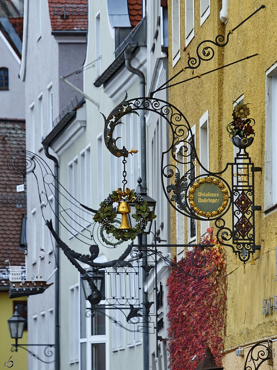 Wandschilder an den Gebuden am Weinmarkt im Memmingen. (November 2023)