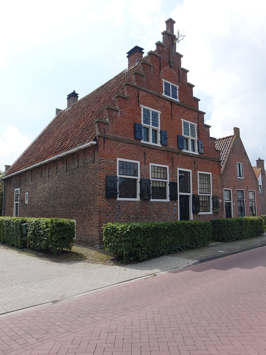 Wanneperveen, Schultenhuis am Veneweg, erbaut im 17. Jahrhundert mit einem schnen Treppengiebel (24.07.2017)