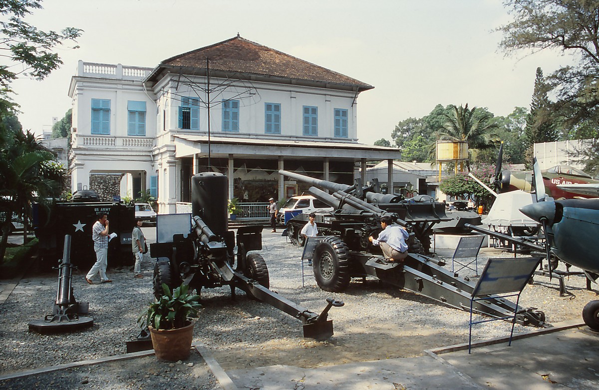 War Remnants Museum in Ho-Chi-Mibh-Stadt (Saigon). Aufnahme: Januar 2002 (Scan vom Dia).