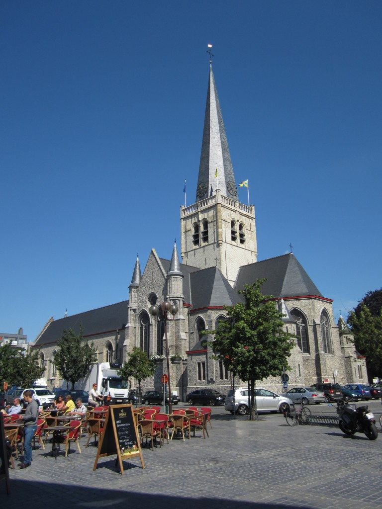 Waregem, St. Amandus und St. Blasius Kirche, erbaut um 1500, erweitert im 19. Jahrhundert zur dreischiffigen Hallenkirche, neugotische Fasssade von 1868 (01.07.2014)