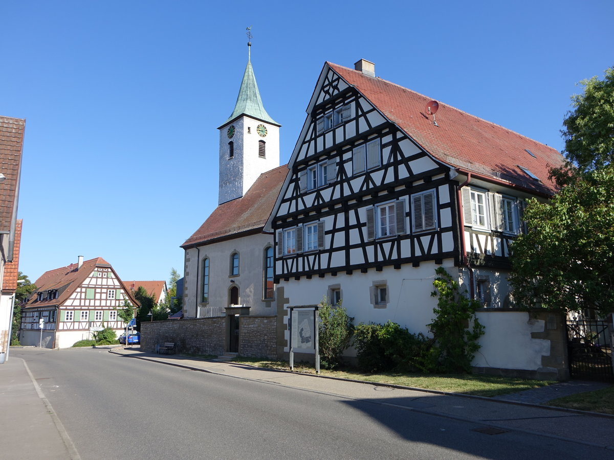 Warmbronn, Fachwerkhaus und Ev. Kirche in der Hauptstraße (01.07.2018)