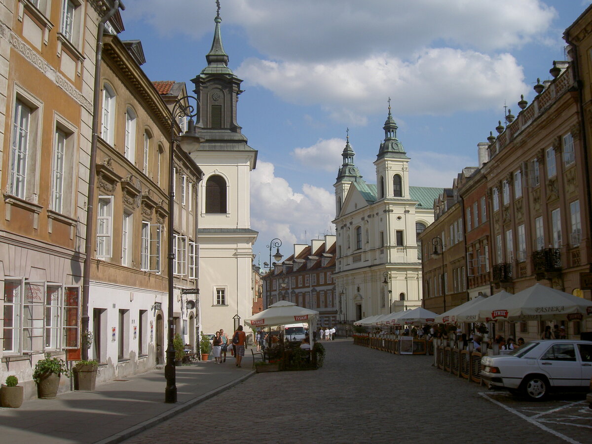 Warschau, Blick in die Freta Strae mit Hl. Geist Kirche und Dominikanerkirche (01.07.2010)