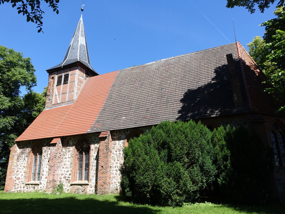 Warsow, evangelische Kirche, gotische Feldsteinkirche, erbaut im 13. Jahrhundert, neugotische �nderungen 1863 (21.06.2026)