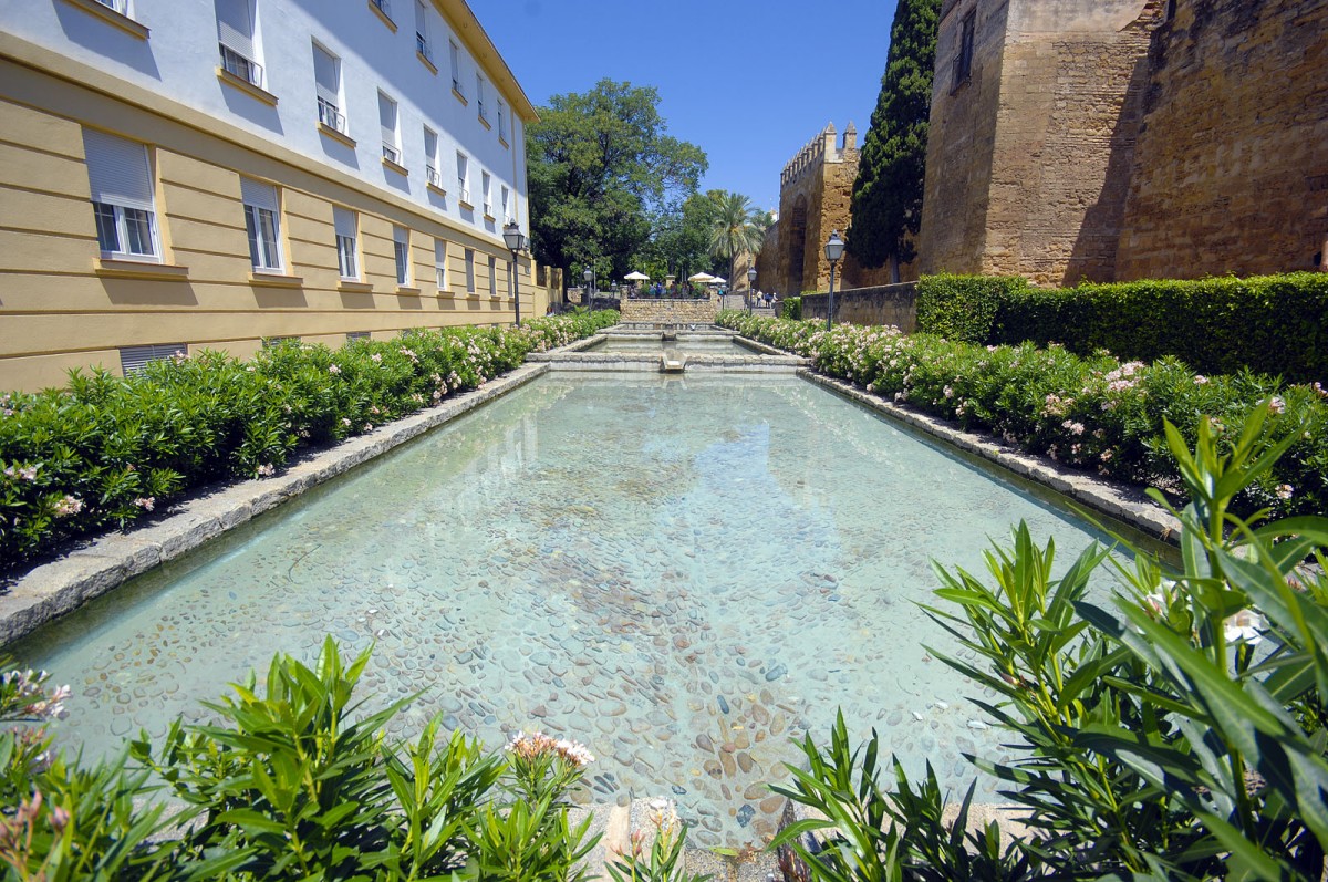 Wasserbecken am Calle de Cairun in Crdoba. Aufnahmedatum: 16. Juli 2014.