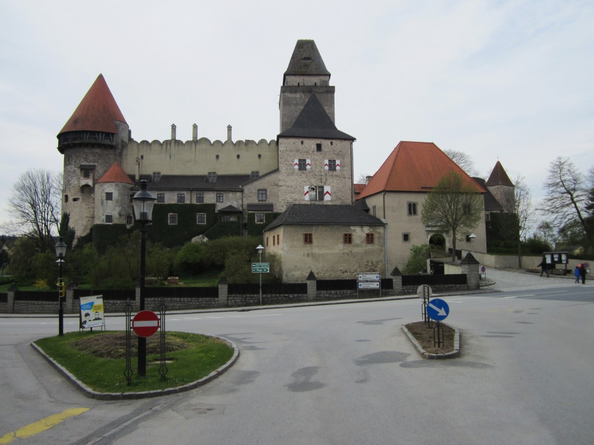 Wasserburg Heidenreichstein, Bergfried aus dem 12. Jahrhundert, heute im Besitz der Grafen von Kinsky (18.04.2014)