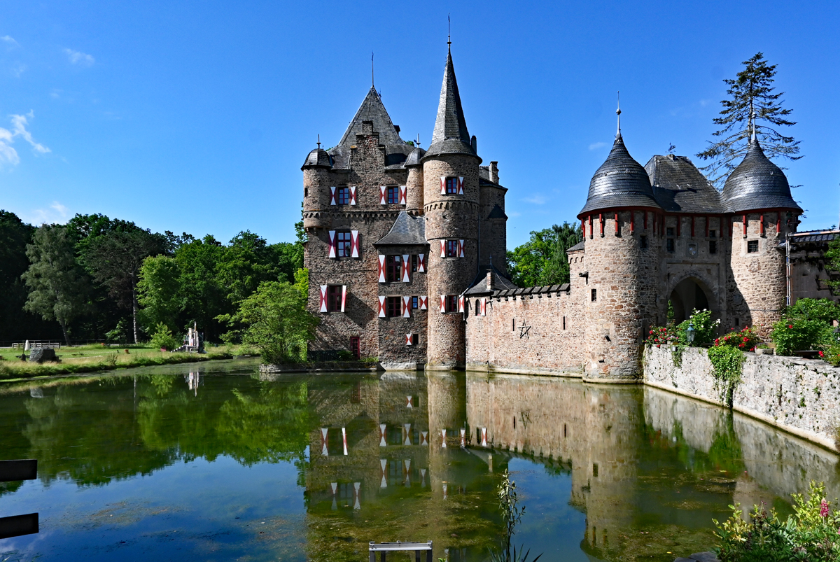 Wasserburg Satzvey mit Teichspiegelung - 07.07.2021