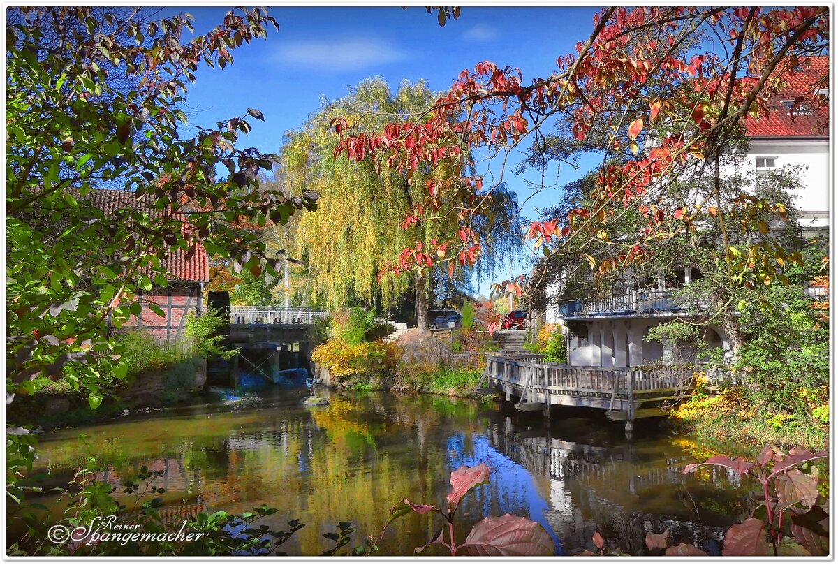 Wassermhle an der rtze in Munster. Die alte Wassermhle Links (das Mhlrad liegt meistens im Schatten, Nordseite). Rechts das Restaurant Wassermhle, im Vordergrund die rtze. Umgeben von einem Park mit historischen Gebuden. Ende Oktober 2021.
24.10.2021 Reiner Spangemacher