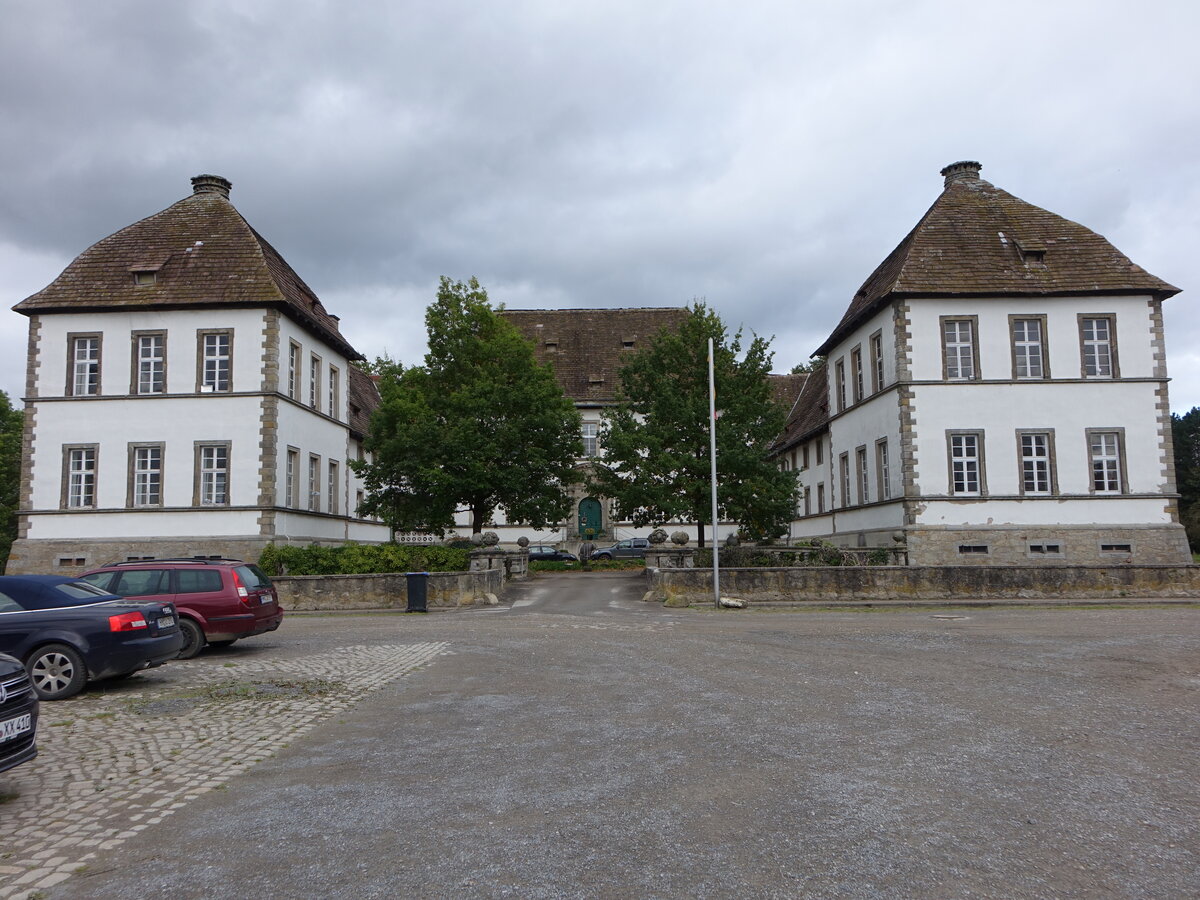 Wasserschloss Bisperode, Dreiflgelanlage, erbaut von 1694 bis 1700 durch den Paderborner Frstbischof Hermann Werner von Wolff-Metternich zur Gracht (06.10.2021)