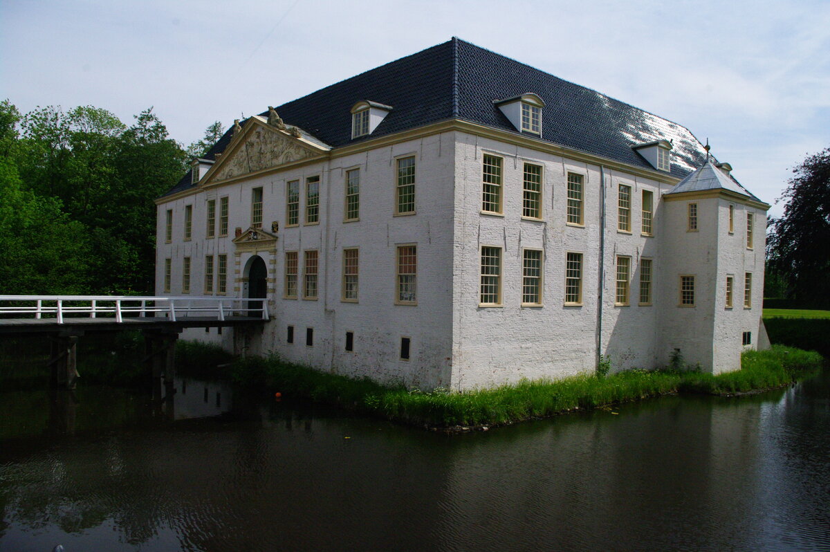 Wasserschloss Dornum, Zweigeschossige Vierseitanlage mit quadratischem Innenhof, erbaut im 16. Jahrhundert (26.05.2011)