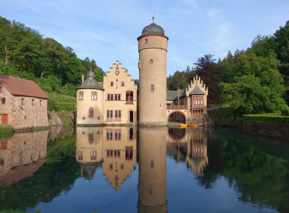 Wasserschlo Mespelbrunn, Dreiflgelanlage ber quadratischem Grundriss mit zwei runden Ecktrmen und rundem Bergfried, 1904 durch Friedrich von Thiersch restauriert (12.05.2018)