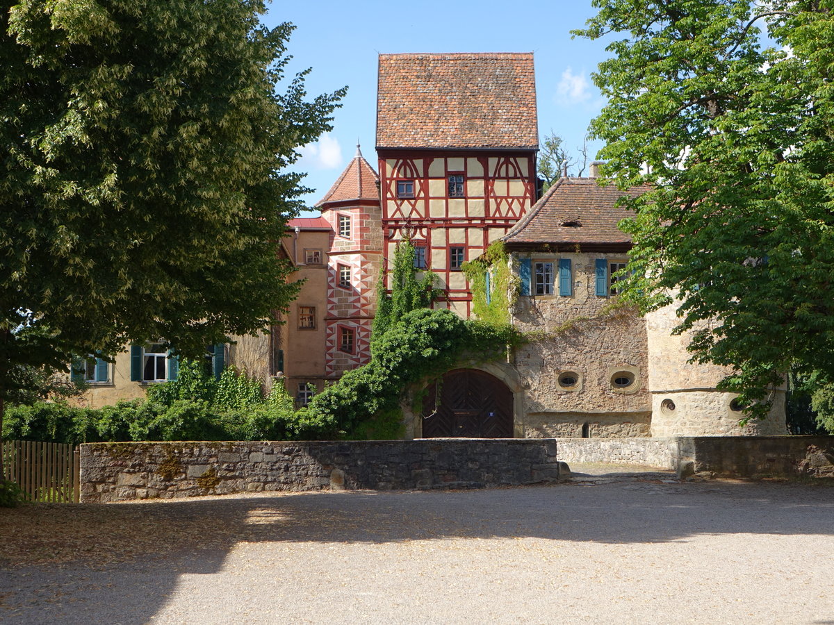 Wasserschloss Unsleben, zweiflglige Anlage mit einem Verbindungstrakt und einem Treppenturm, erbaut ab 1527 (08.07.2018)
