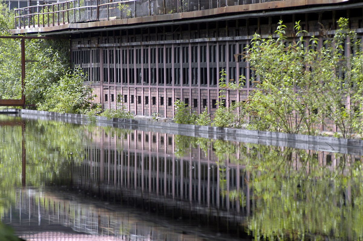 Wasserspiegelung bai Kokerei Zollverein in Essen. Aufnahme: Mai 2007.