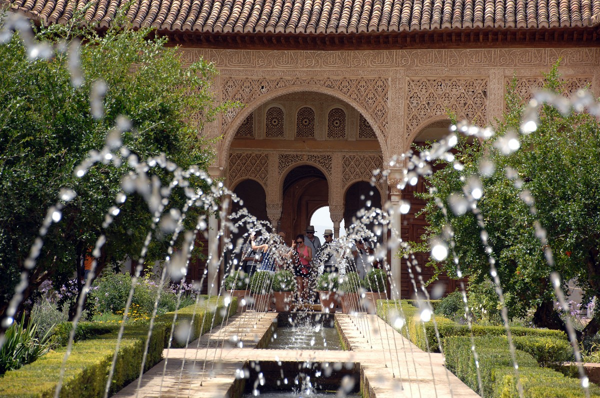 Wasserspiel im Patio de la Acequia von El Generalife auf Alhambra, Granada. Aufnahme: Juli 2014.