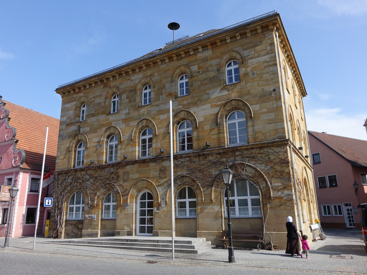 Wassertrdingen, Rathaus, hoch aufragender dreigeschossiger Walmdachbau, erbaut 1850 (18.03.2015)