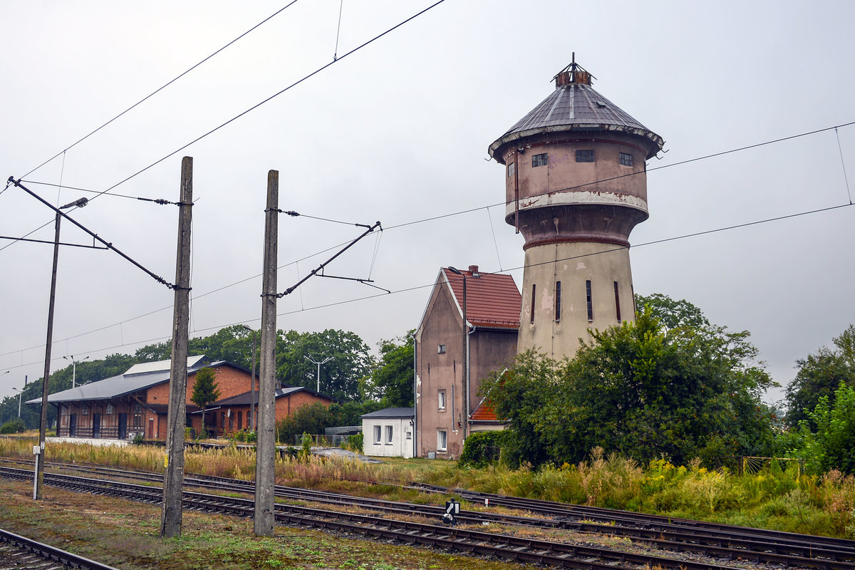 Wasserturm am Bahnhof in Sławno (Schlawe) in Hinterpommern. Aufnahme: 22. August 2020.