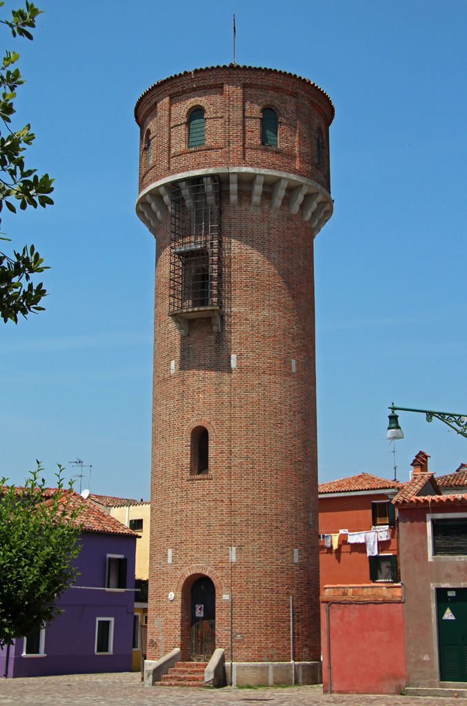 Wasserturm auf der Laguneninsel Burano (Venedig) im Juni 2017.