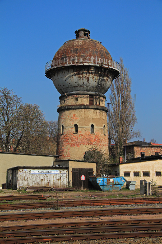 Wasserturm der Bauart  Klnne  am Bahnhof in Aschersleben im Mrz 2014
