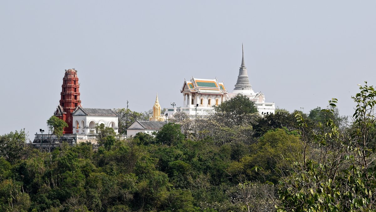 Wat Phra Kaeo Noi auf dem Khao Wang in Phetchaburi, 08.02.18.