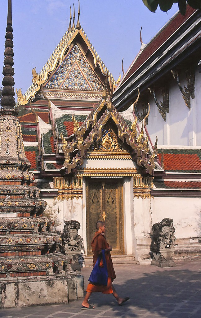 Wat Phra Kaeo ist der Tempel des Königs im alten Königspalast in Bangkok in Bangkok. Aufnahme: Februar 1989 (Bild vom Dia).