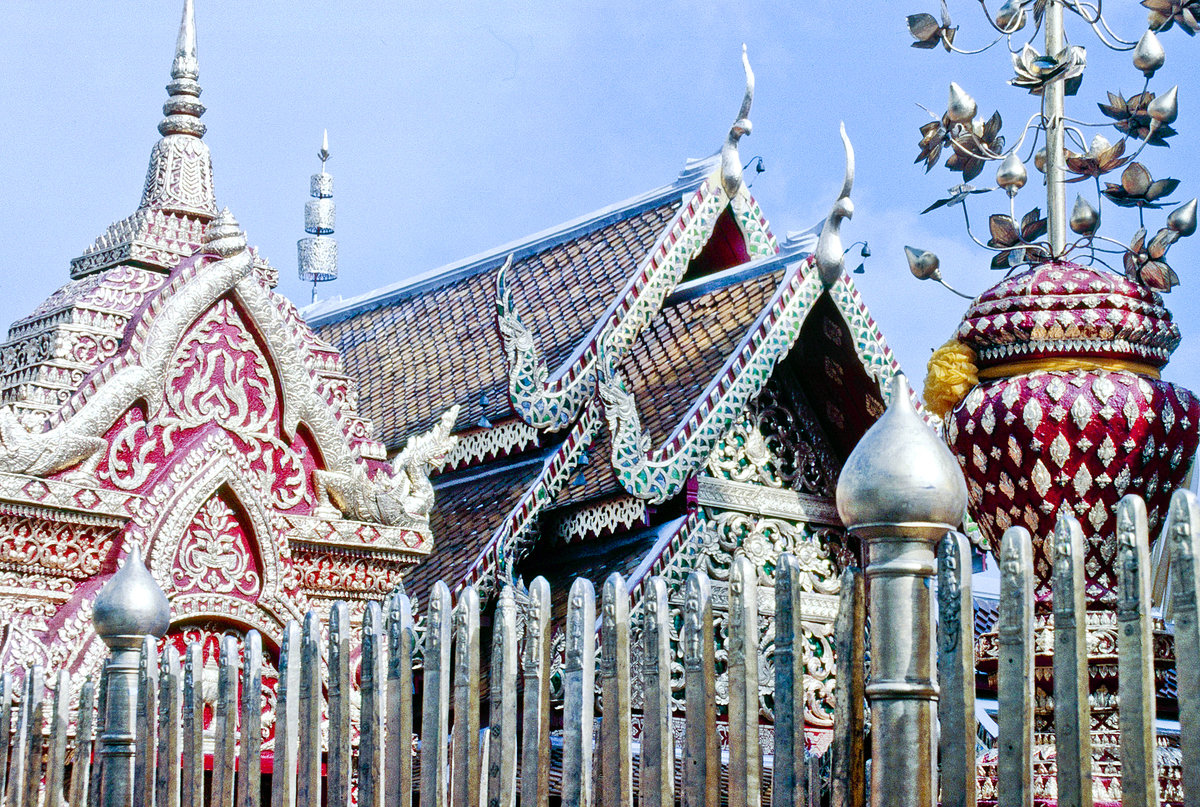 Wat Phra That Doi Suthep in Chiang Mai. Bild vom Dia. Aufnahme: Februar 1989.