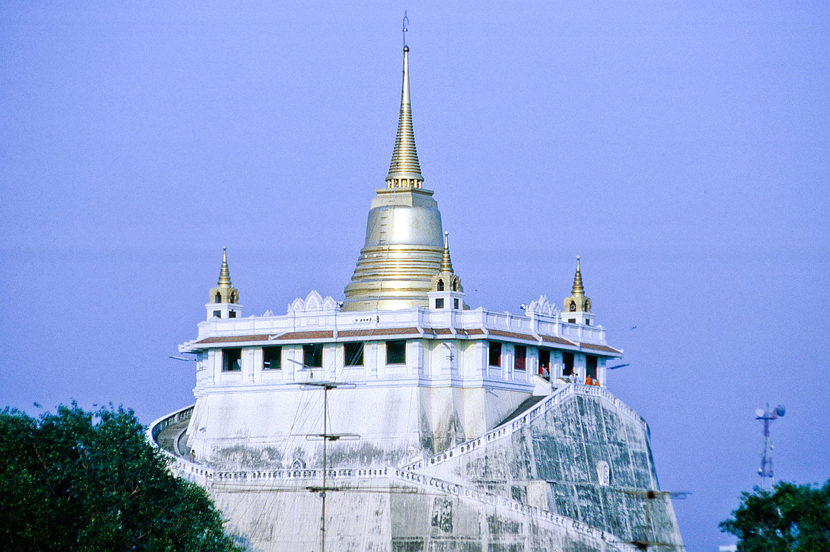 Wat Saket-Tempel in Bangkok. Bild vom Dia. Aufnahme: Februar 1989.