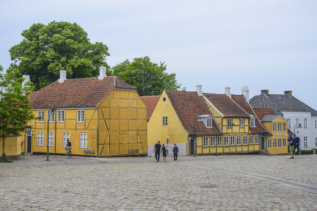 Webers grd (deutsch: Webers Hof) befindet sich an der Westseite des Doms von Roskilde. Das Gebude ist nach seinem frheren Bewohner, dem Architekten Johan Theodor Michael Weber, benannt und steht unter Denkmalschutz.
Aufnahme: 20. Juni 2023.