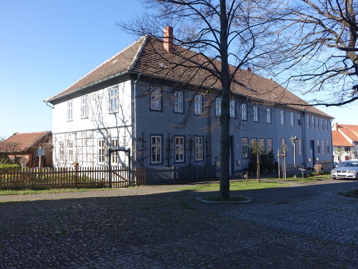 Wechmar, alte Schule, erbaut 1738 am Kirchplatz (16.04.2022)