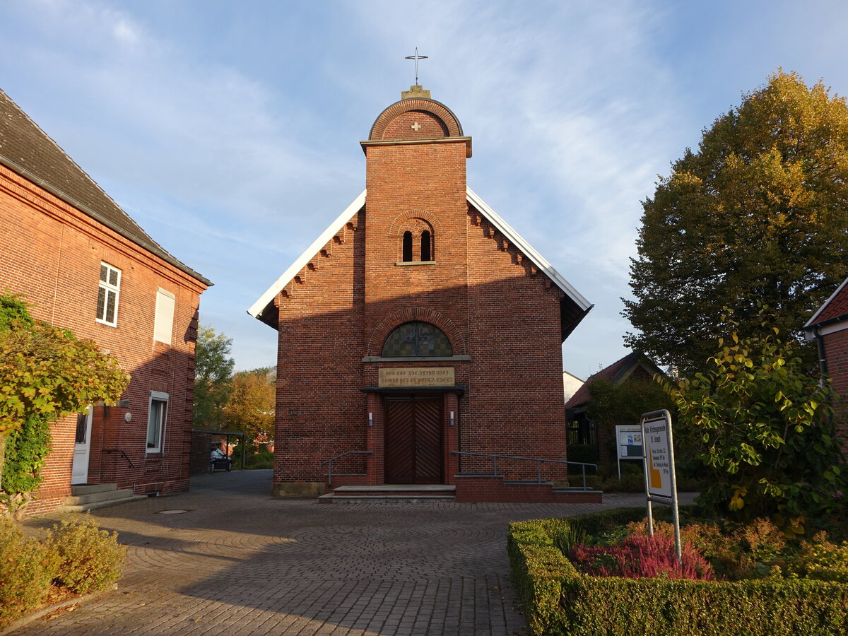 Weener, kath. St. Josef Kirche, erbaut von 1842 bis 1843 (10.10.2021)