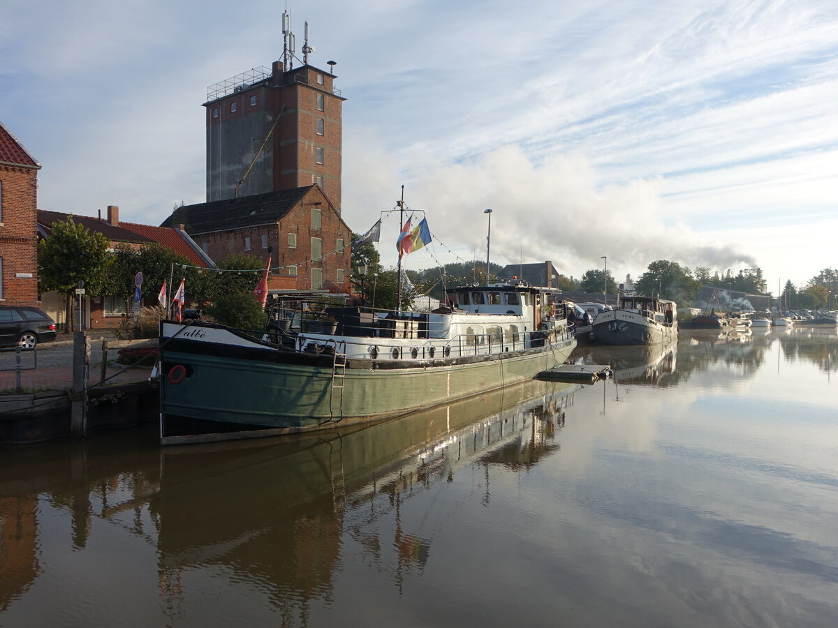 Weener, Speicher und Boote am alten Hafen (10.10.2021)