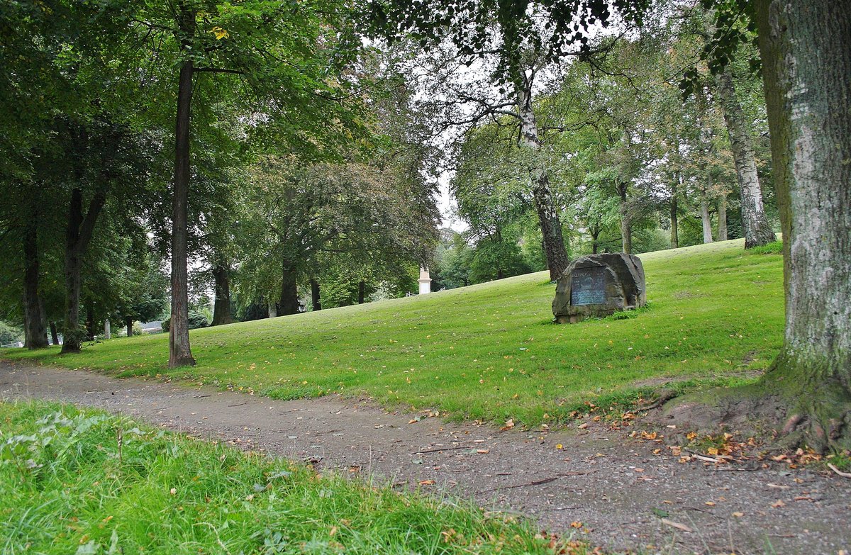 Weg durch die Barmer-Anlagen (zweit grte private und ffentlich zugngliche Park-Anlage Deutschlands von 1864) mit Gedenkstein an das frhere und im Krieg zerstrte Planetarium Wuppertals, das sich an dieser Stelle befand. 16.09.2011