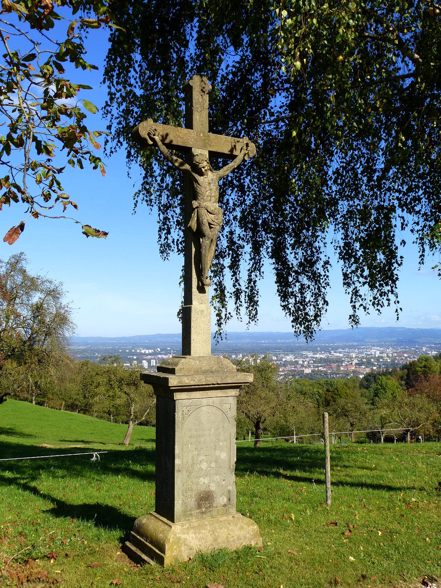 Wegekreuz am Schnberg, mit Blick auf Freiburg und den Schwarzwald im Hintergrund, Okt.2014