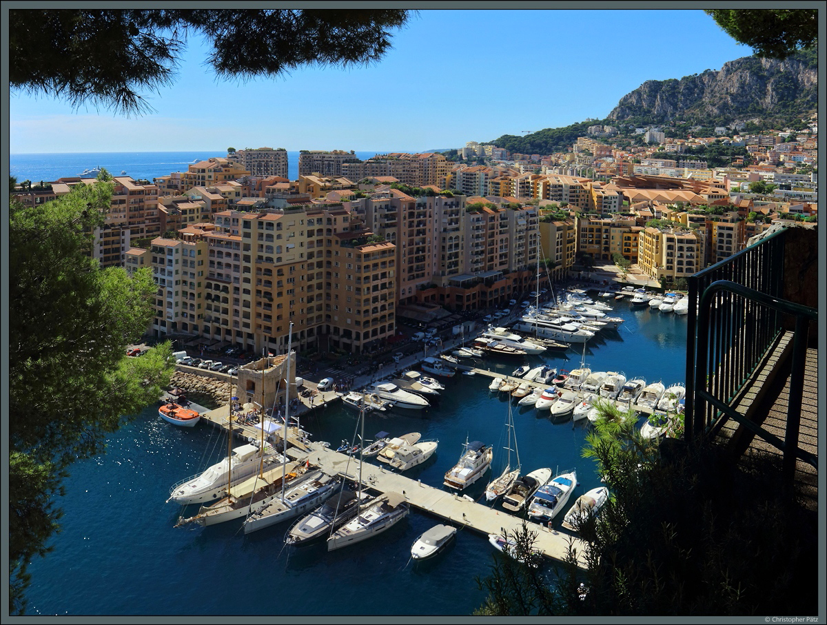 Wegen der begrenzten Verfgbarkeit von Bauland in Monaco wurde der Stadtteil Fontvieille zu groen Teilen auf knstlich aufgeschtteten Terrain errichtet. Im Vordergrund der Hafen von Fontvieille. (Monaco, 27.09.2018)