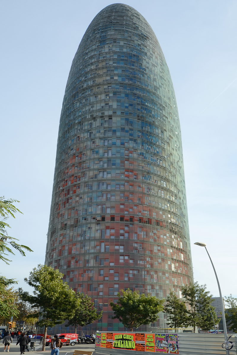 Wegen seines Aussehens wird der Agbar-Turm von den Einwohnern Barcelonas auch scherzhaft mit einem Penis verglichen. (Dezember 2011)