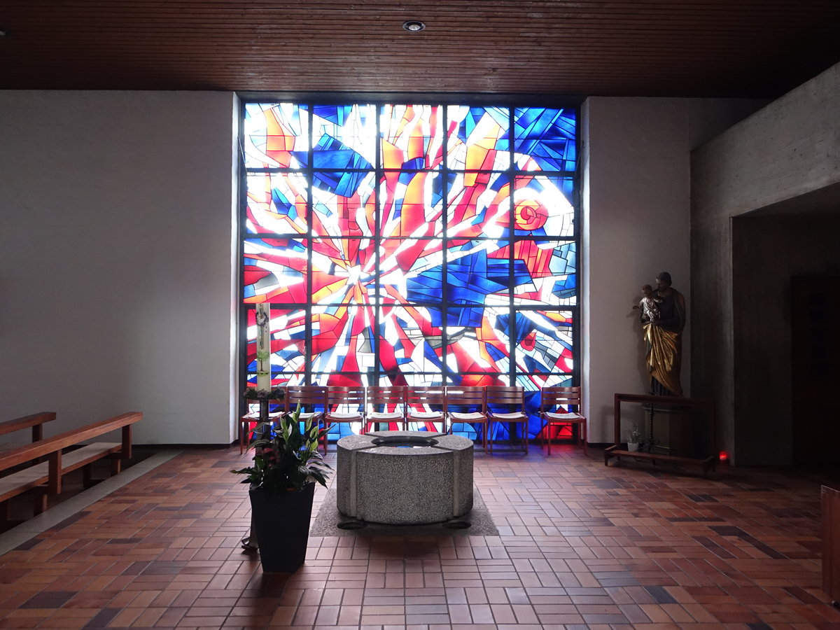 Wegscheid, Glasfenster in der Taufkapelle in der St. Johannes Kirche (21.10.2018)