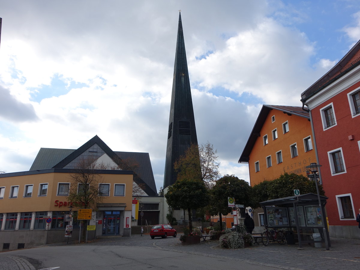 Wegscheid, kath. Pfarrkirche St. Johannes an der Marktstrae, erbaut von 1967 bis 1969 durch den Architekten  Karl-Heinz Limpert (21.10.2018)