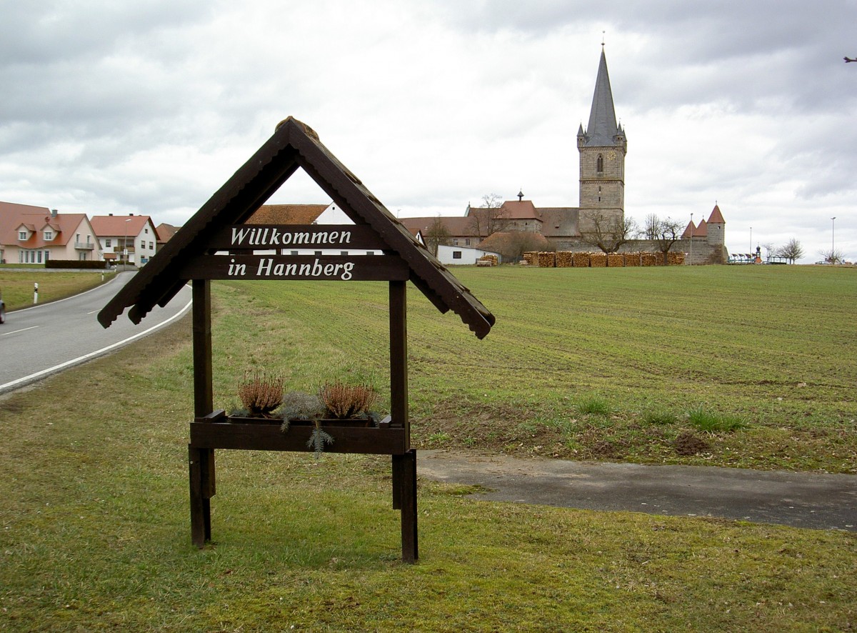 Wehrkirche Hannberg, Wehrkirche mit 50 Meter hohen Kirchturm und vier Schwarwachttrmchen, erbaut von 1461 bis 1464 (09.02.2014)