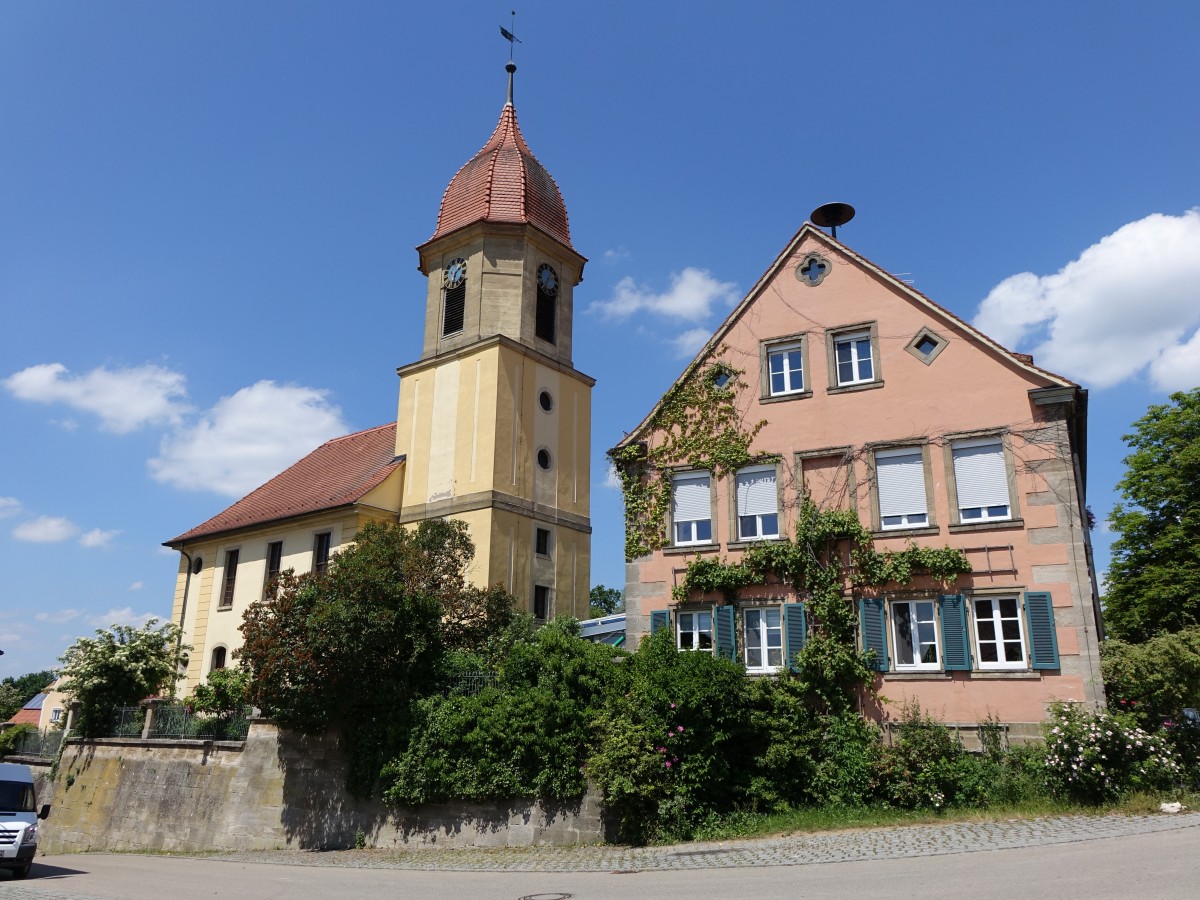 Weiboldshausen, Ev. St. Nicolai Kirche und Pfarrhaus in der Burgstrae (04.06.2015)
