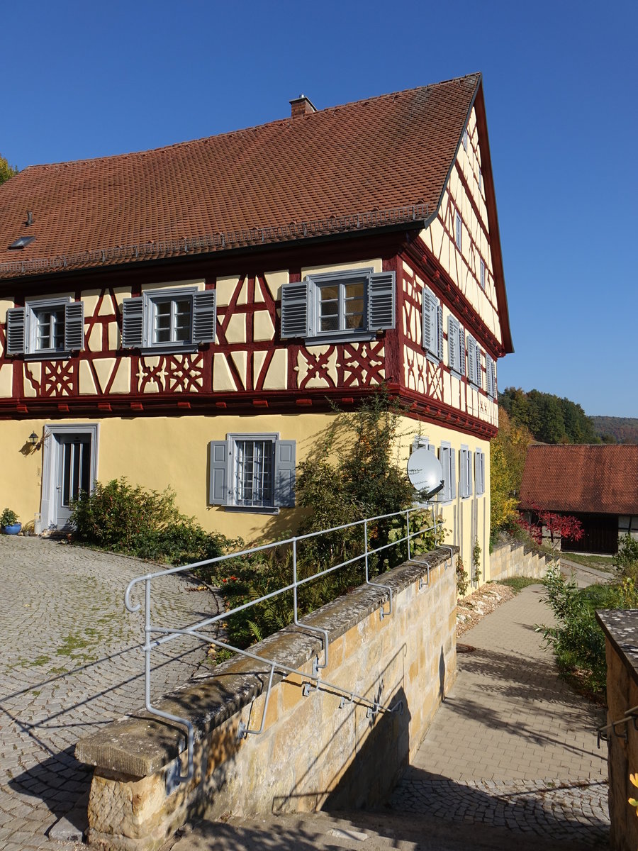 Weichenwasserlos, Pfarrhaus, zweigeschossiger giebelstndiger Satteldachbau, Obergeschoss Zierfachwerk, erbaut 1648 (14.10.2018)