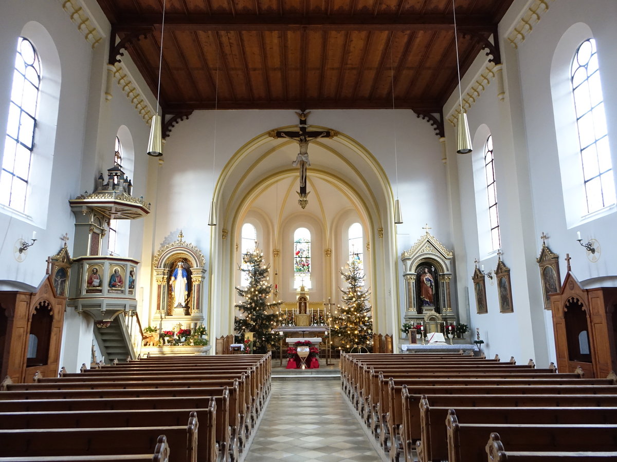 Weichshofen, neuromanischer Innenraum der Pfarrkirche St. Georg (26.12.2016)