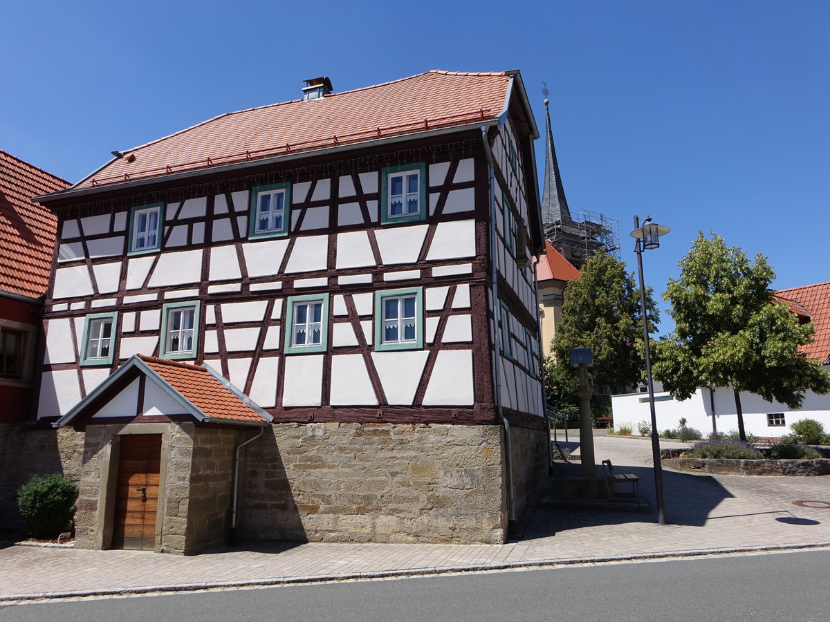 Weichtungen, ehemaliges Rathaus in der Rosenallee, zweigeschossiger Fachwerkbau, erbaut um 1800 (07.07.2018)