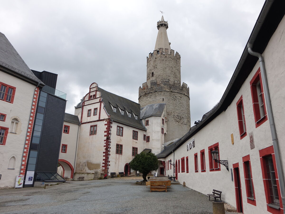Weida, Bergfried der Osterburg, 54 Meter hoch, erbaut im 12. Jahrhundert (29.04.2023)
