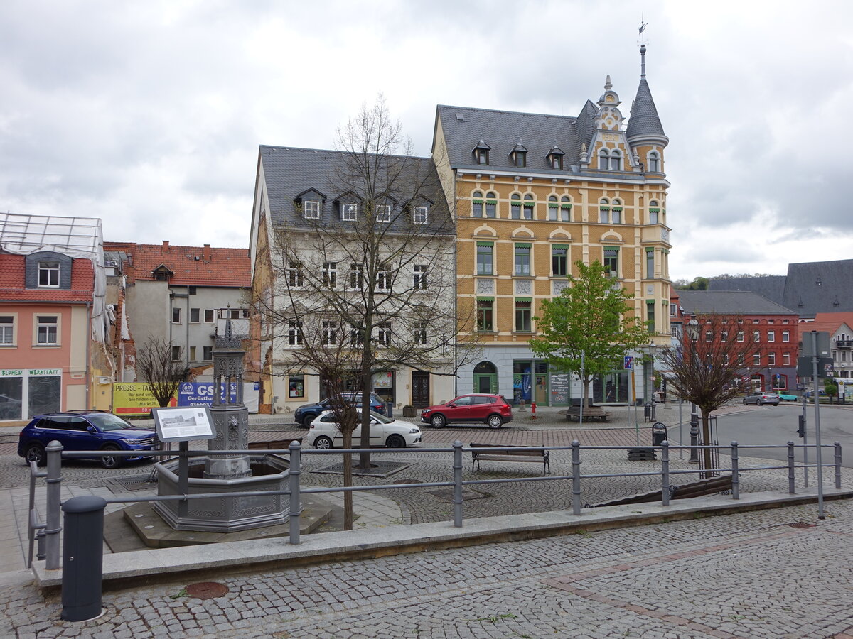 Weida, Brunnen und Gebude am Neumarkt (29.04.2023)