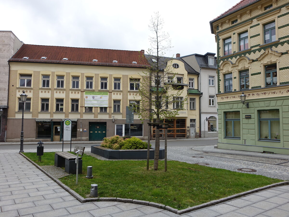 Weida, Gebude am Kirchplatz vor der Marienkirche (29.04.2023)