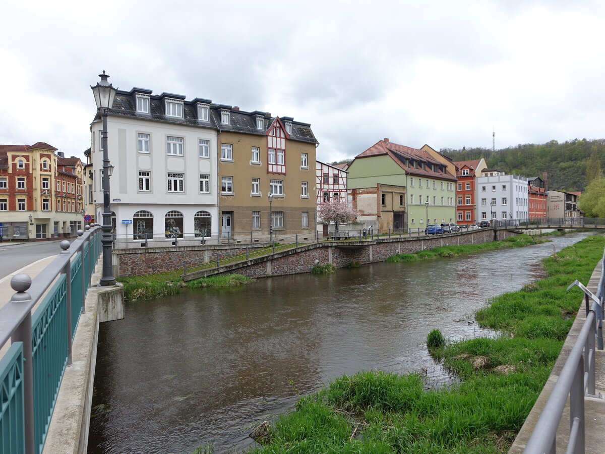 Weida, Gebude an der Brauhausgasse entland der Weida (29.04.2023)