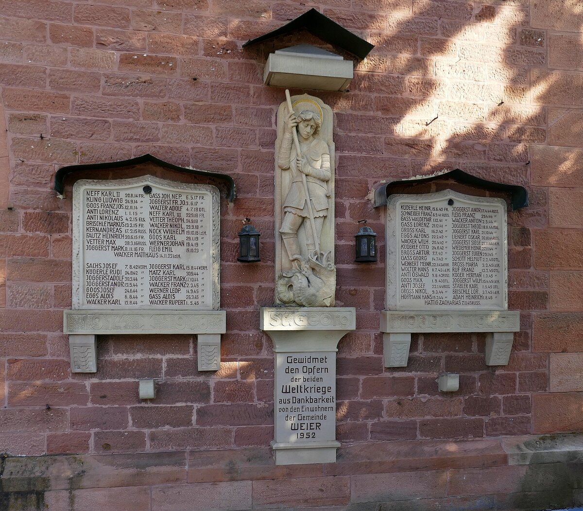 Weier, Denkmal fr die Opfer der beiden Weltkriege an der Auenmauer der St.Johannes-Kirche, Sept.2021