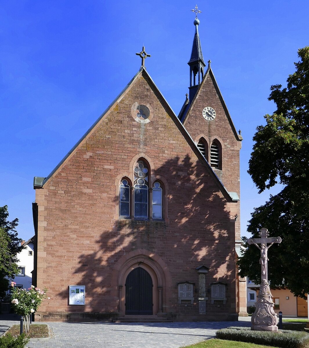Weier, die Kirche St.Johannes der Tufer, Blick auf die Sdseite mit dem Haupteingang, erbaut 1880-82, Sept.2021