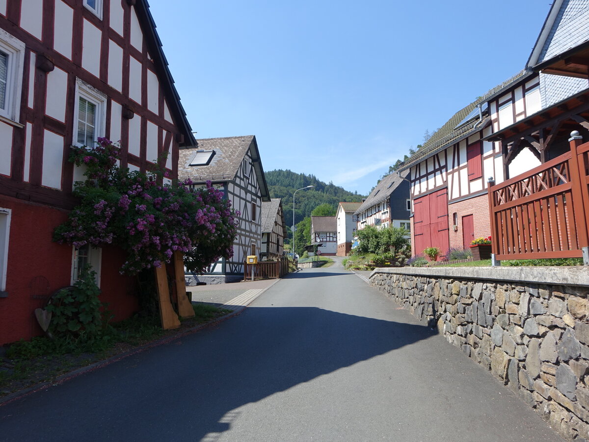 Weifenbach, Fachwerkh�user in der Lahn Eder Stra�e (26.06.2026)